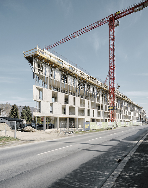 Bauteil Süd: Großzügige Gemeinschaftsterrassen schaffen Treffpunkte für die BewohnerInnen auf den Geschoßen. Foto: © Schreyer David